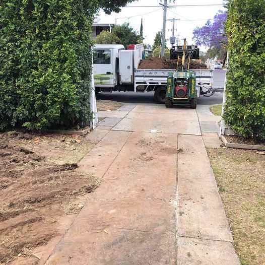 Earthmoving with the kanga and tipper 01 1