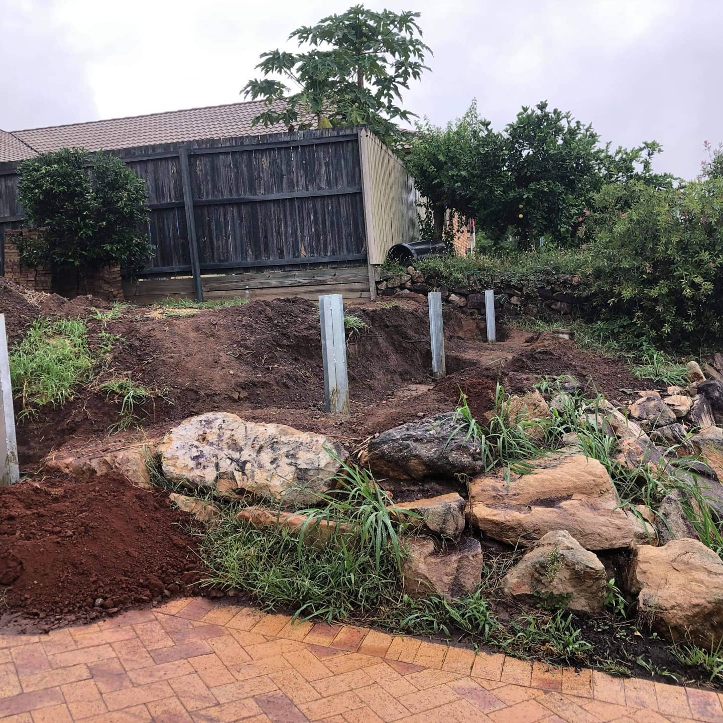 Concrete sleeper retaining wall