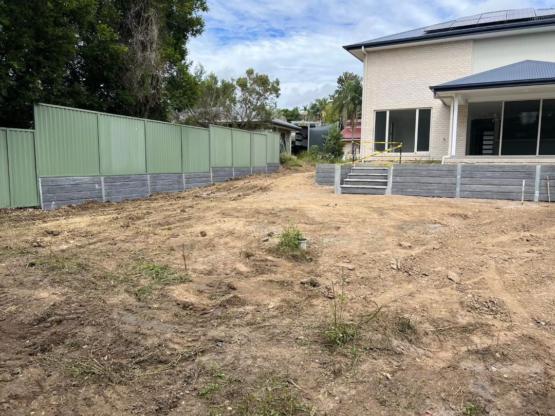 Big backyard clear out and retain.
This overgrown slopely mess was dug out and retained with concrete sleepers at the back and side with a step entry into a flat usable backyard and new colourbond boundary fence.