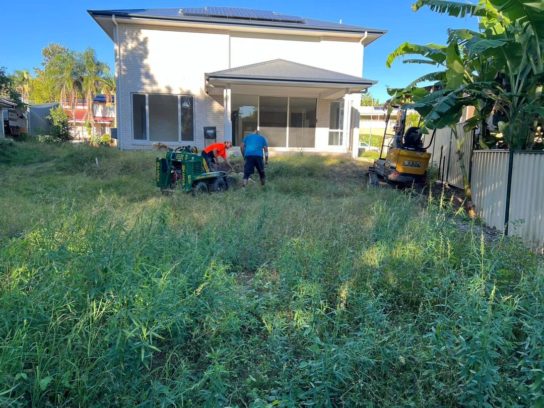 Big backyard clear out and retain.
This overgrown slopely mess was dug out and retained with concrete sleepers at the back and side with a step entry into a flat usable backyard and new colourbond boundary fence.